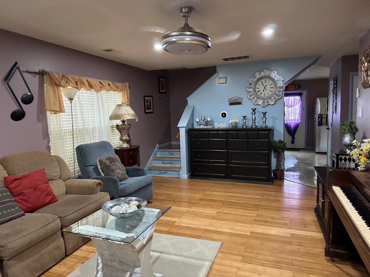 Colorful 3 Bedrooms Twin Home Near Center 필라델피아 외부 사진